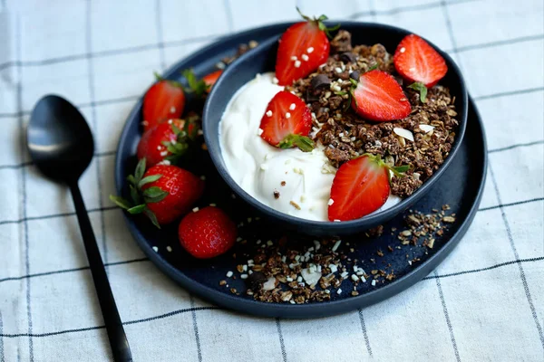 Delicious Healthy Breakfast Dessert Strawberries White Yogurt Chocolate Granola Healthly — 图库照片