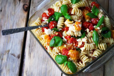 Yumuşak odaklanma. Feta domatesli makarna..