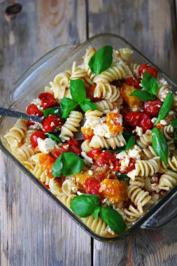 Yumuşak odaklanma. Feta domatesli makarna..