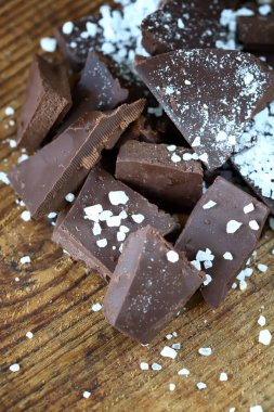 Tahta yüzeyde tuzlu siyah çikolata.