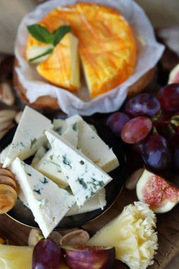 Meyve ve fındıklı gurme peynir tahtası. Seçici odak.