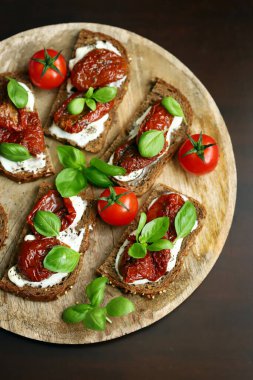 Kurutulmuş domates ve fesleğen. Domatesli çavdar ekmeğinde sandviç aç..