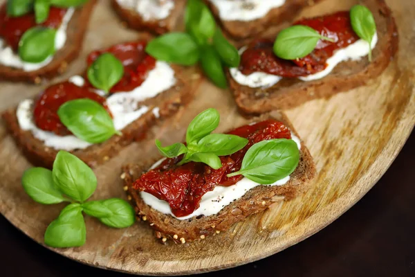Bruschetta Mit Getrockneten Tomaten Und Basilikum Offene Sandwiches Auf Roggenbrot — Stockfoto
