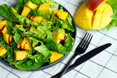Mango ve yeşil romaine yapraklı sağlıklı ve parlak bir salata. Diyet yemek..
