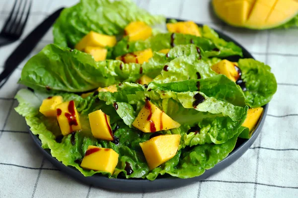 Salada Brilhante Saudável Com Manga Folhas Romaine Verdes Alimentos Dietéticos — Fotografia de Stock