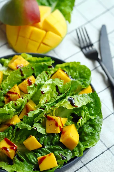 Salada Brilhante Saudável Com Manga Folhas Romaine Verdes Alimentos Dietéticos — Fotografia de Stock