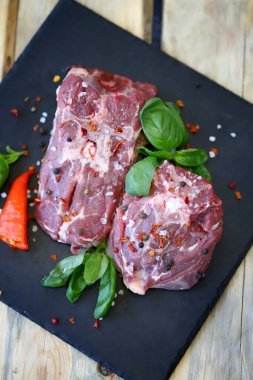 Tahtasında baharat olan çiğ kuzu parçaları. Kuzu salamurası.