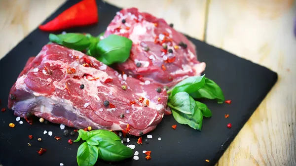 Tahtasında baharat olan çiğ kuzu parçaları. Kuzu salamurası.