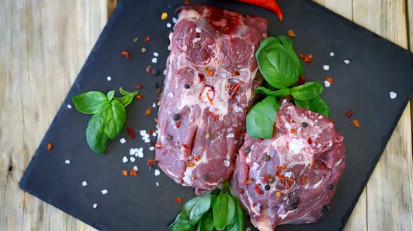 Stücke Rohes Lamm Mit Gewürzen Auf Dem Brett Lammmarinade — Stockfoto