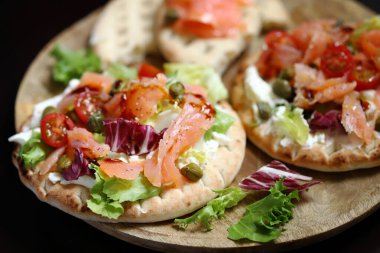 Somon, kapari ve sebzeli Pita..