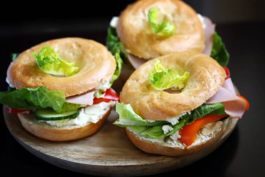 Sebzeli simit, jambon ve beyaz peynir..