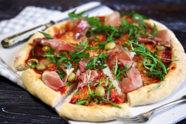 Jamon ve roka ile pizza..