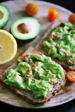Tahta üzerinde guacamole sandviçi. Keto diyet yemeği..