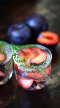 Kekik ve erikle detoks içkisi. Yaz kokteylini tazeliyorum..