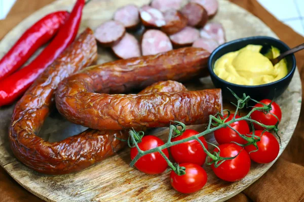 Salsichas Defumadas Picadas Salsichas Caseiras Frescas Uma Tábua Madeira — Fotografia de Stock