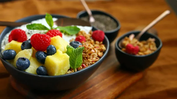 Friska Frukostskål Med Chiayogurt Crunches Och Frukter — Stockfoto