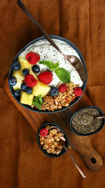 健康的早餐碗 配上奇亚酸奶 饼干和水果 — 图库照片