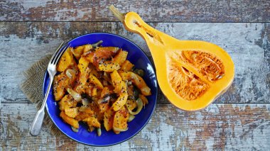 Balkabaklı sıcak yemek. Soğanlı fırında balkabağı.