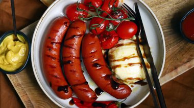 Izgara sosis, domates ve mozzarella tabağı. Izgara tabağı.