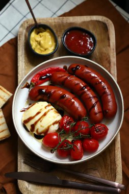 Izgara sosis, domates ve mozzarella tabağı. Izgara tabağı.