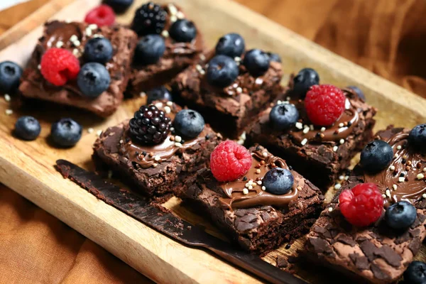 Brownie Con Bacche Cioccolato Una Tavola Legno Brownies Vegan Fatti — Foto Stock