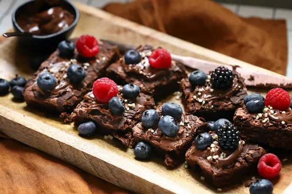 Brownie Con Bayas Chocolate Una Tabla Madera Brownies Veganos Caseros — Foto de Stock