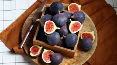 Tahta bir kutuda taze incir.