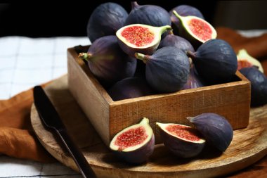 Tahta bir kutuda taze incir.