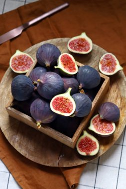 Tahta bir kutuda taze incir.