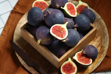 Tahta bir kutuda taze incir.