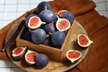 Tahta bir kutuda taze incir.