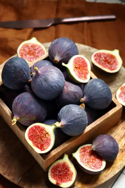 Tahta bir kutuda taze incir.