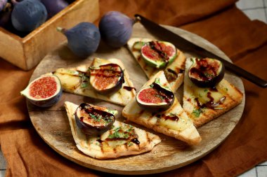 İncirli ve peynirli tost. Sağlıklı çerez.