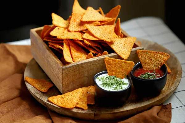 Enfoque Selectivo Nachos Chips Maíz Tazón Madera Con Salsas Fotos de stock libres de derechos