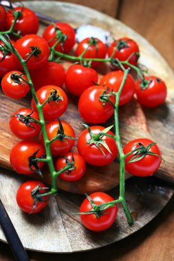 Tahta tepside dalda kiraz domatesleri.