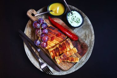 Ahşap tahtada acı biberli ızgara peynir..