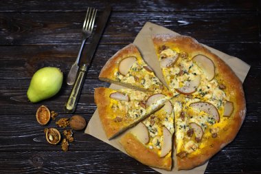 Armut ve cevizli ev yapımı pizza. Dorblu pizza..