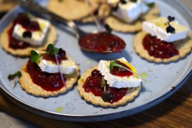 Reçelli ve peynirli kanepe. Sağlıklı çerez.