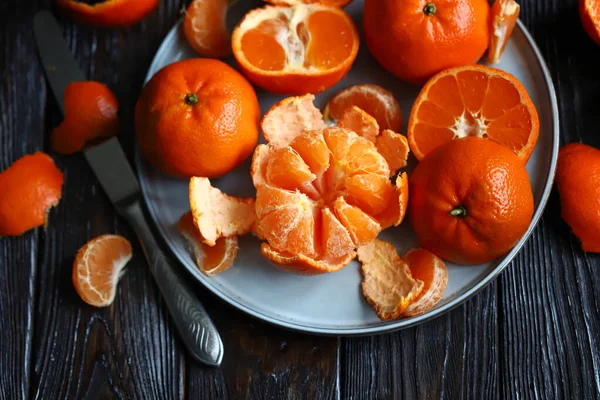 Jugosas Mandarinas Maduras Plato Pelando Una Mandarina Pieles Cítricos Fotos de stock