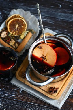 Sıcak sıcak şaraplı tencere. Baharat ve narenciye. Noel içkileri. Pişirilmiş şarap..