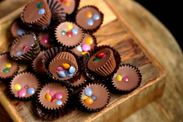 Concentration Sélective Macro Petits Bonbons Chocolat Sur Une Planche Bois — Photo