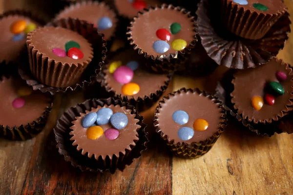 Foco Seletivo Macro Pequenos Doces Chocolate Uma Placa Madeira — Fotografia de Stock