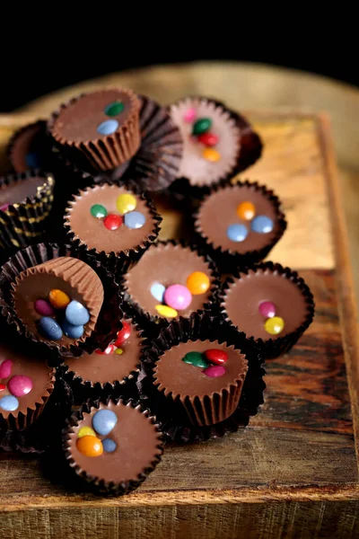 Enfoque Selectivo Macro Pequeños Caramelos Chocolate Una Tabla Madera — Foto de Stock
