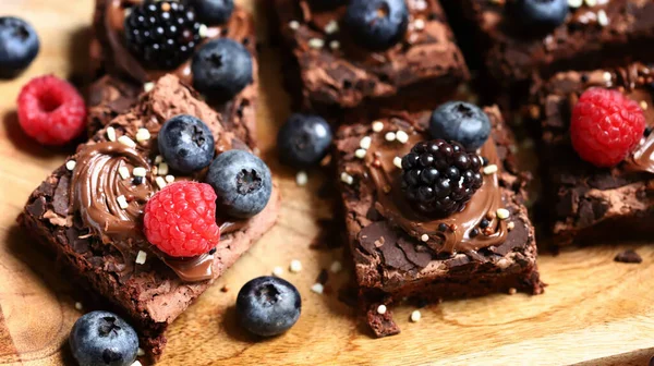 Macro Torte Brownie Con Bacche Cioccolato Cima Delizioso Dessert Cioccolato — Foto Stock