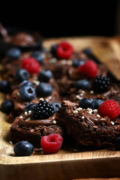 Макро Пирожные Ягодами Шоколадом Сверху Вкусный Шоколадный Десерт — стоковое фото