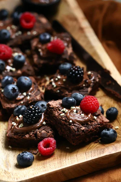 Macro Torte Brownie Con Bacche Cioccolato Cima Delizioso Dessert Cioccolato — Foto Stock