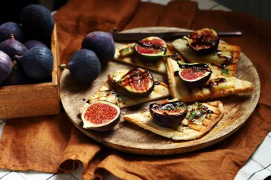 Peynirli incirli tost, zeytinyağı, baharatlar ve balzamik sirke. İncir tanecikli.