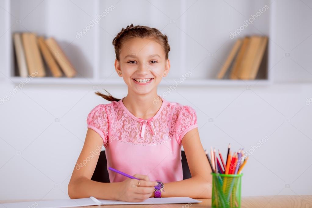 правильная девочка в школе. модная школьная форма. девушки в школе. девочка в школе за партой. девочка за партой.