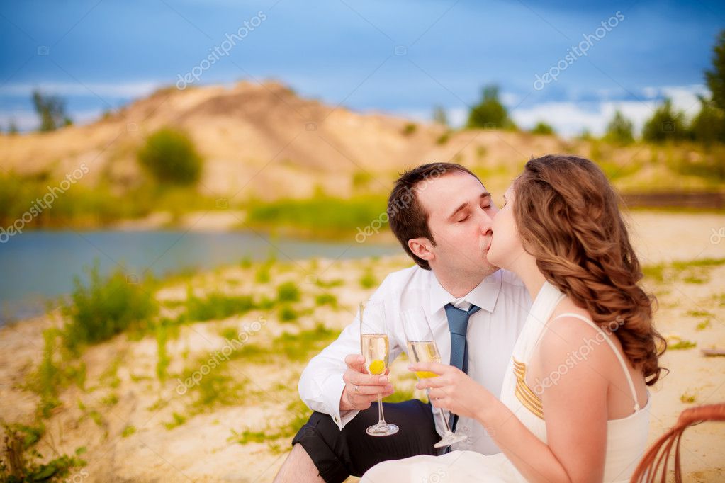Couple kissing and drinking champagne — Stock Photo © HannaNes 33070055