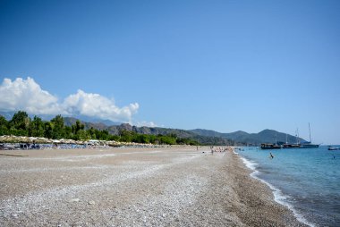 Çakıl Plajı Okyanusu Palmiye ağaçları Dağları